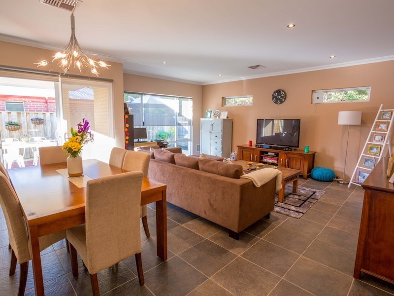 8 Ambrose Green, Pelican Point WA 6230