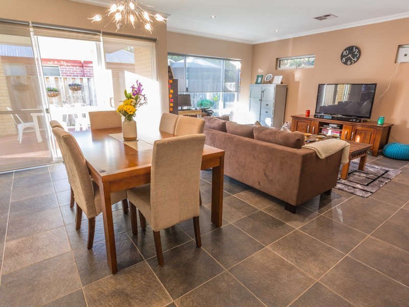 8 Ambrose Green, Pelican Point WA 6230