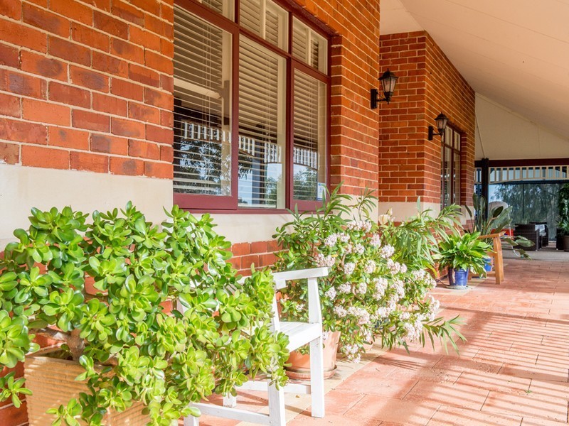 10 Shenton close, Leschenault WA 6233