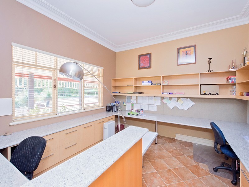 10 Shenton close, Leschenault WA 6233