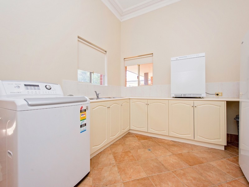 10 Shenton close, Leschenault WA 6233