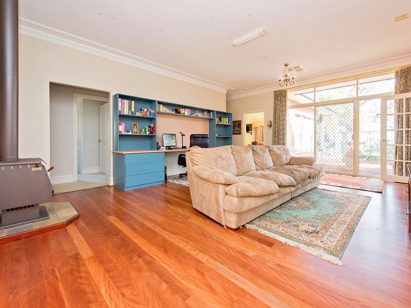 10 Shenton close, Leschenault WA 6233