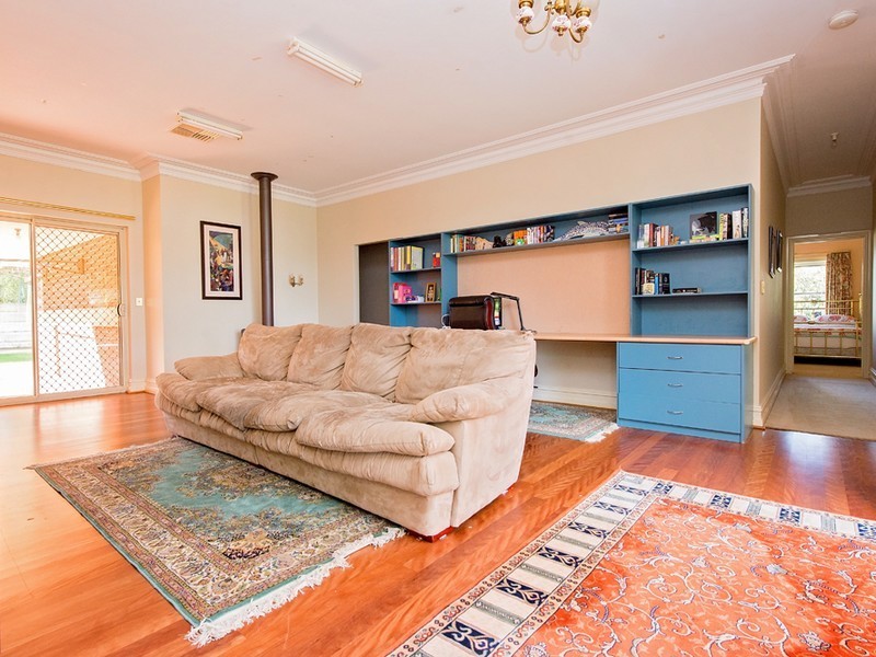 10 Shenton close, Leschenault WA 6233