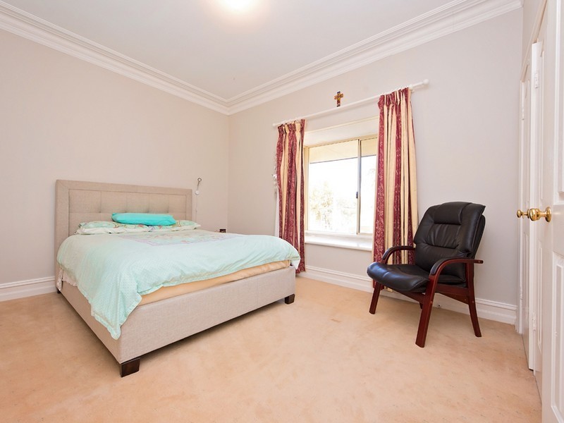 10 Shenton close, Leschenault WA 6233