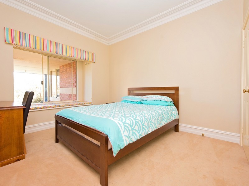 10 Shenton close, Leschenault WA 6233