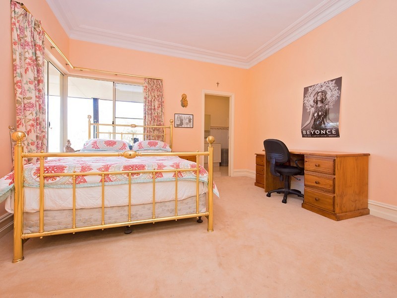 10 Shenton close, Leschenault WA 6233