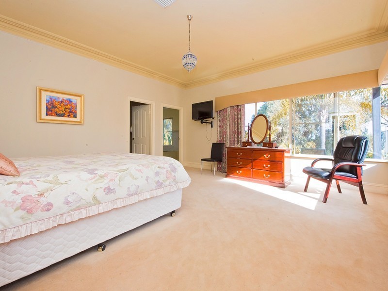 10 Shenton close, Leschenault WA 6233