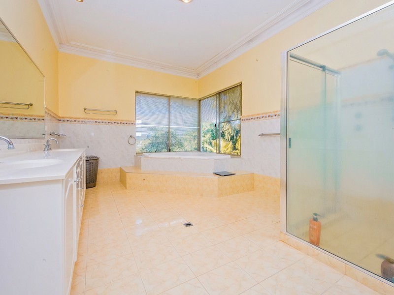10 Shenton close, Leschenault WA 6233