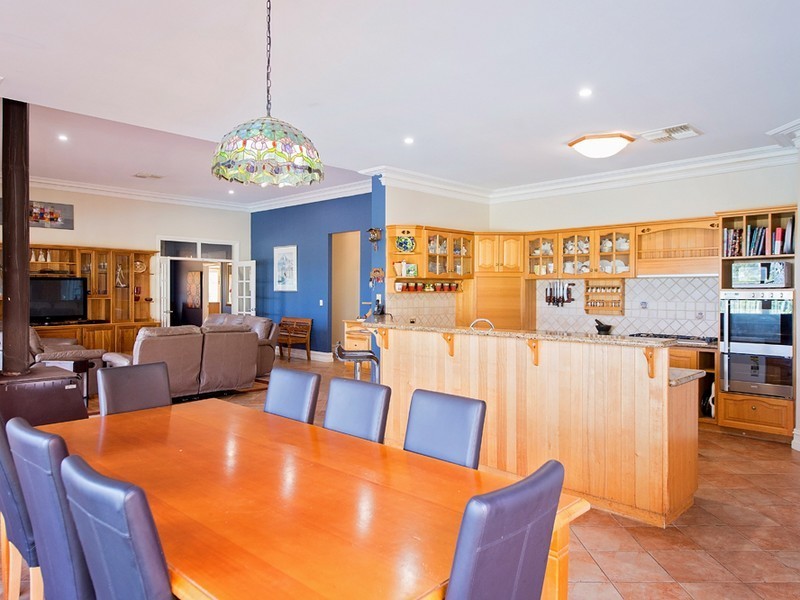 10 Shenton close, Leschenault WA 6233