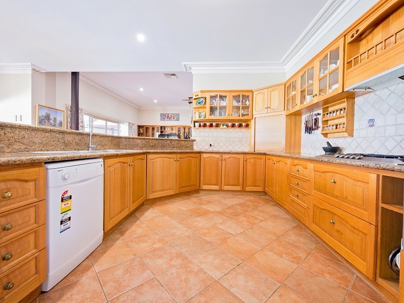 10 Shenton close, Leschenault WA 6233