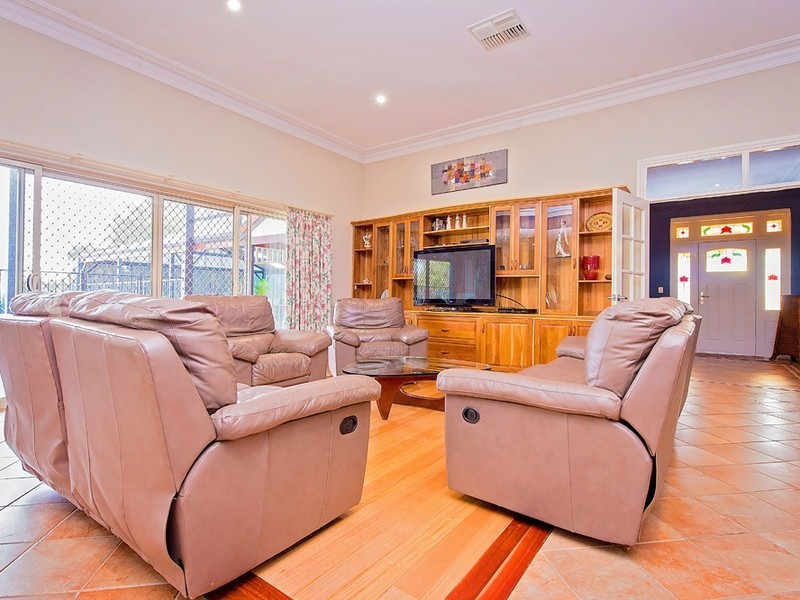 10 Shenton close, Leschenault WA 6233