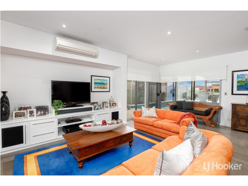 8 Portofino Crescent, Pelican Point WA 6230