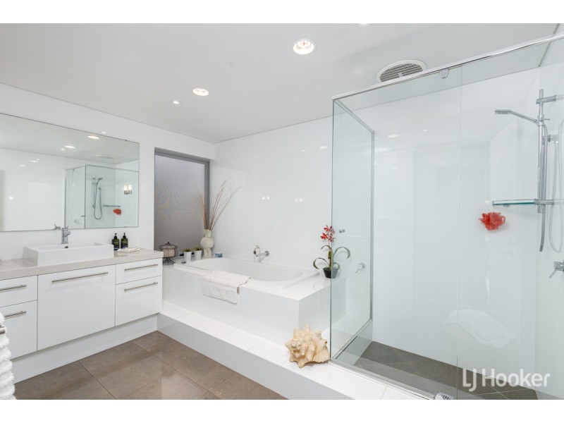 8 Portofino Crescent, Pelican Point WA 6230