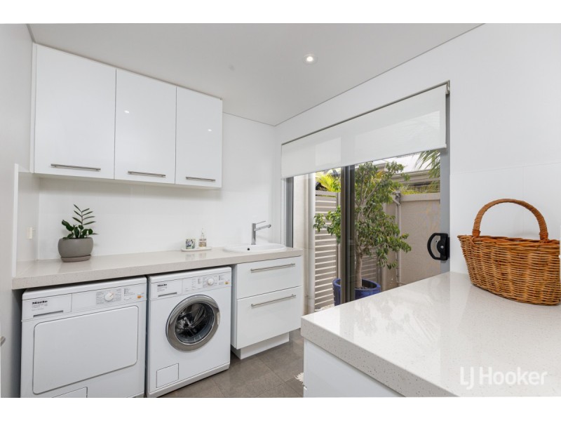 8 Portofino Crescent, Pelican Point WA 6230