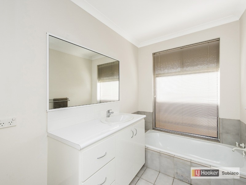 36 Admiralty Crescent, Halls Head WA 6210