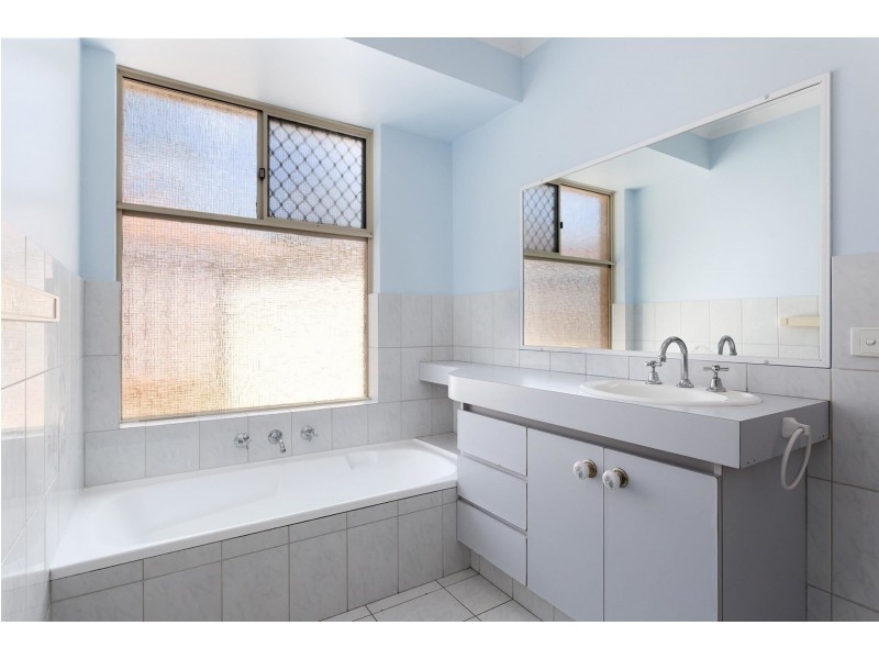 2/8 Phillips Court, Kiara WA 6054