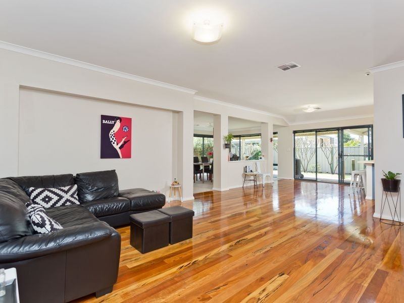 4 Barcoo Bend, Hammond Park WA 6164