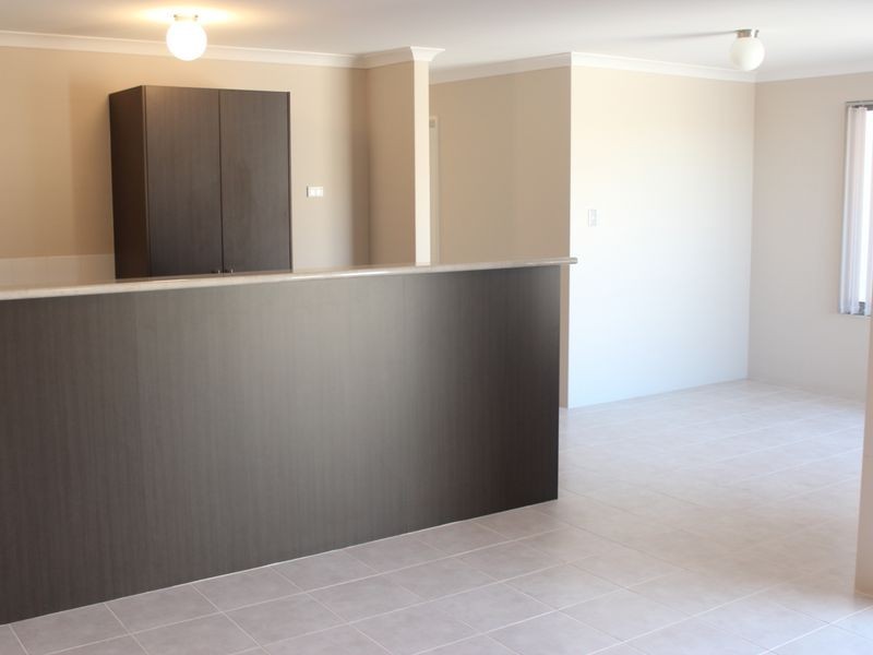 4/2 Positano Crescent, Yangebup WA 6164