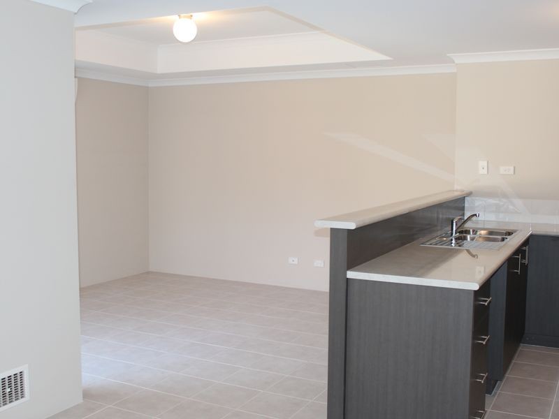 4/2 Positano Crescent, Yangebup WA 6164