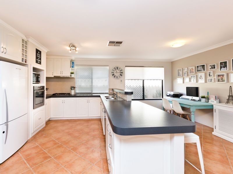 7 Jenniphur Court, Atwell WA 6164