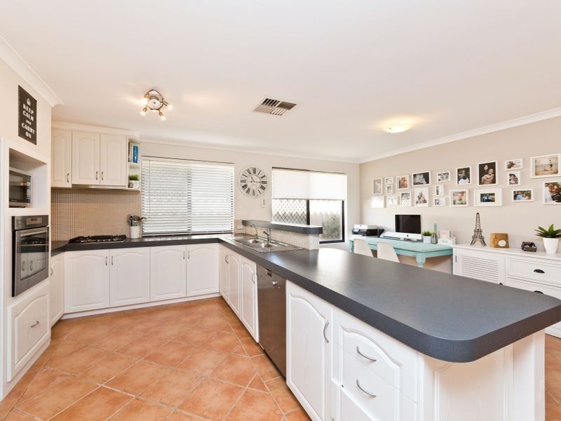 7 Jenniphur Court, Atwell WA 6164