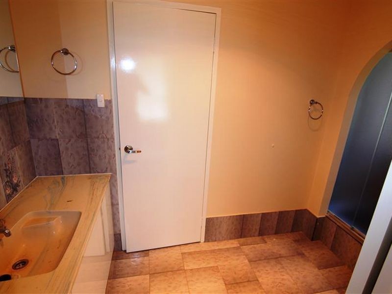 25 Ningaloo Way, Thornlie WA 6108