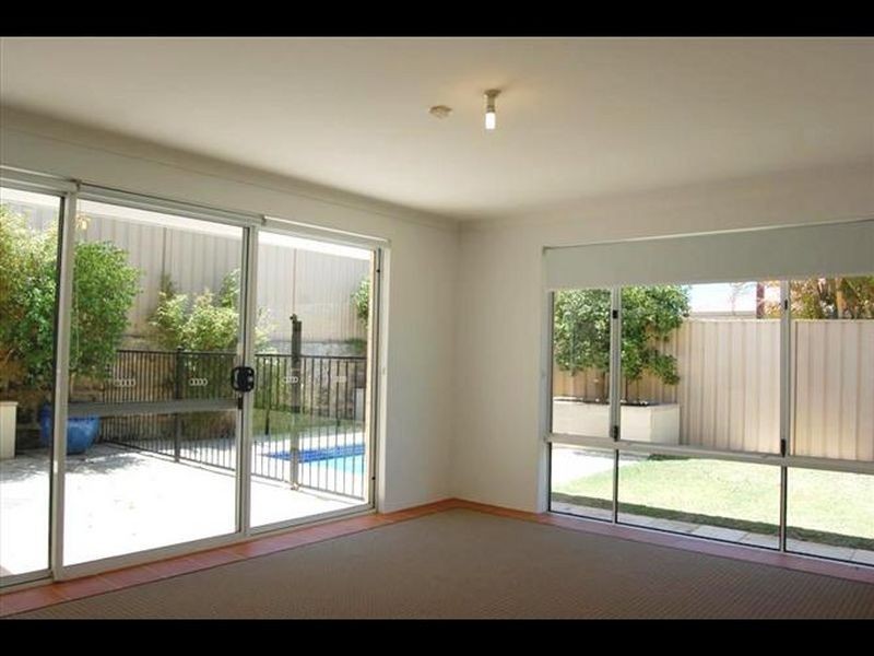 8 Lakeridge Drive, Success WA 6164