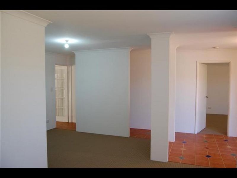 8 Lakeridge Drive, Success WA 6164