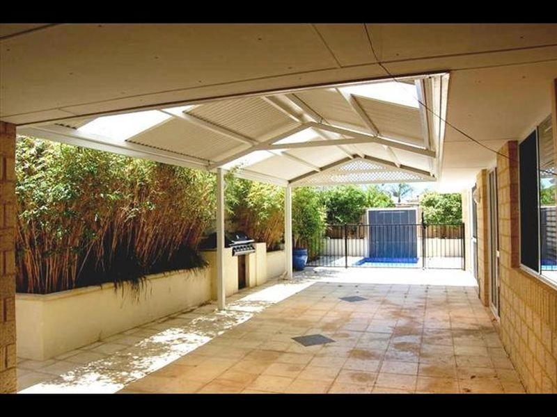 8 Lakeridge Drive, Success WA 6164