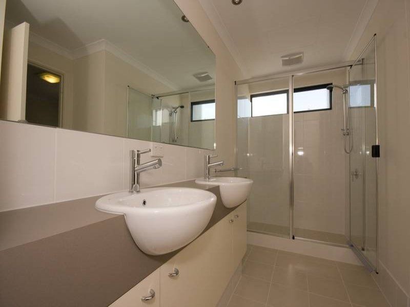 15/2 Stockton Bend, Cockburn Central WA 6164