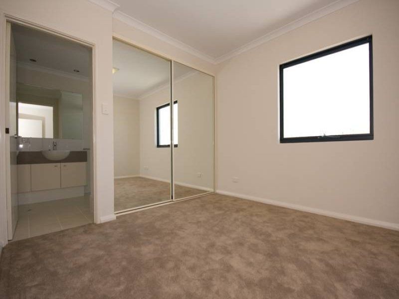 15/2 Stockton Bend, Cockburn Central WA 6164