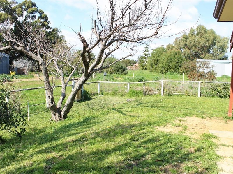 11 Entrance Road, Coogee WA 6166