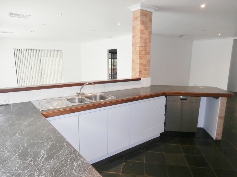 290 Foxton Drive, Oakford WA 6121