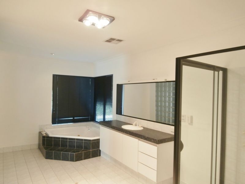 290 Foxton Drive, Oakford WA 6121