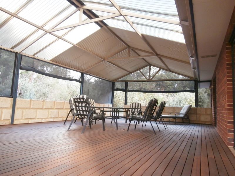 290 Foxton Drive, Oakford WA 6121