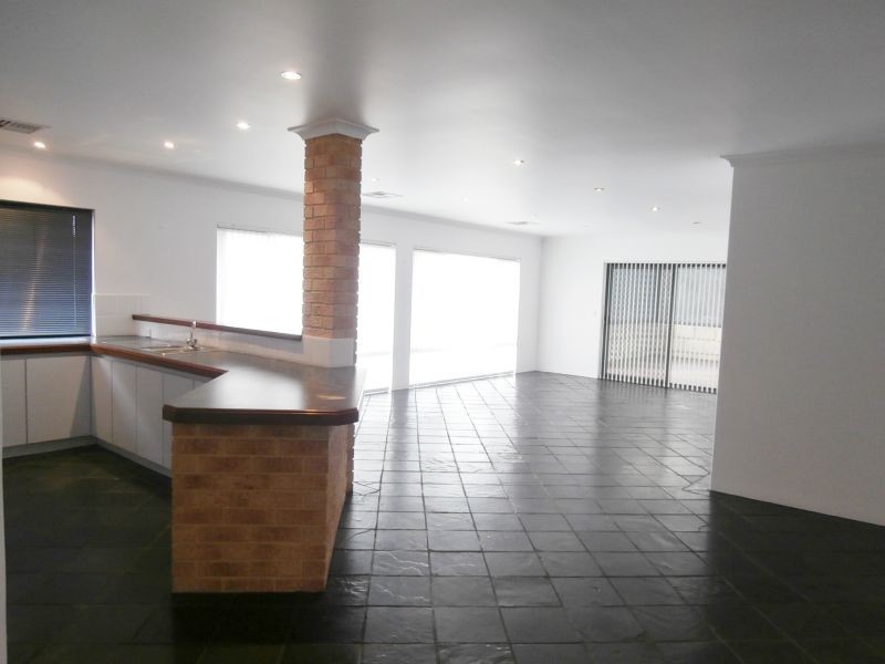 290 Foxton Drive, Oakford WA 6121