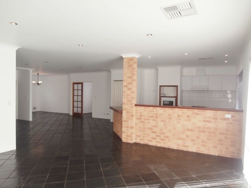 290 Foxton Drive, Oakford WA 6121