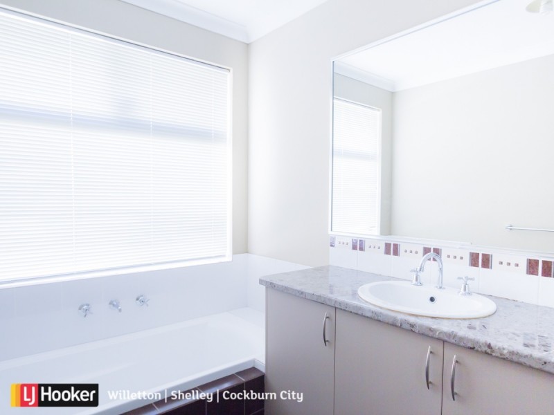 18 Marseille Gardens, Piara Waters WA 6112