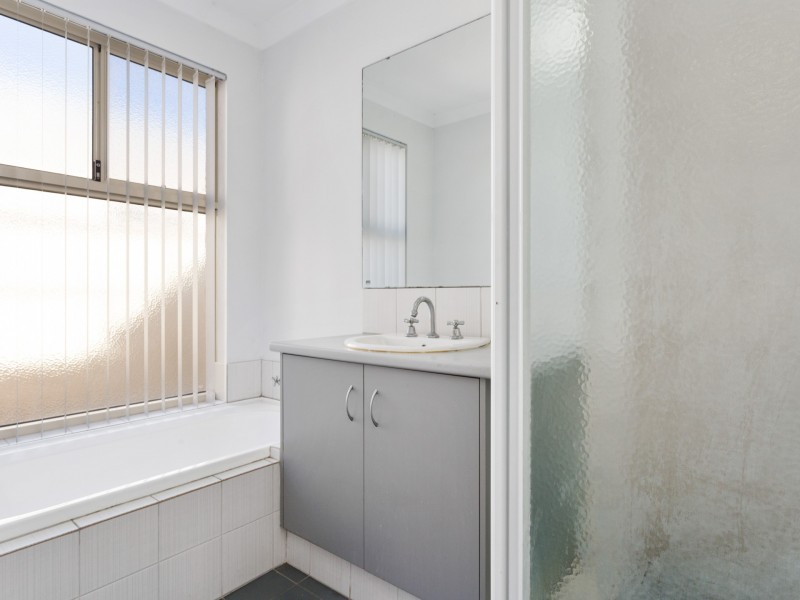 6/3 Peppermint Gardens, Aubin Grove WA 6164