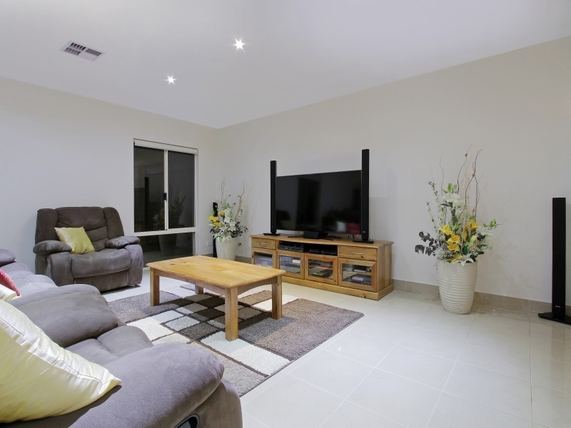 82 Barfield Road, Hammond Park WA 6164