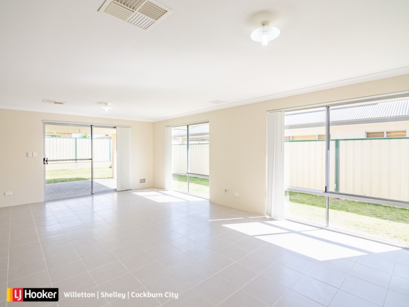 8 Featherflower Road, Hammond Park WA 6164
