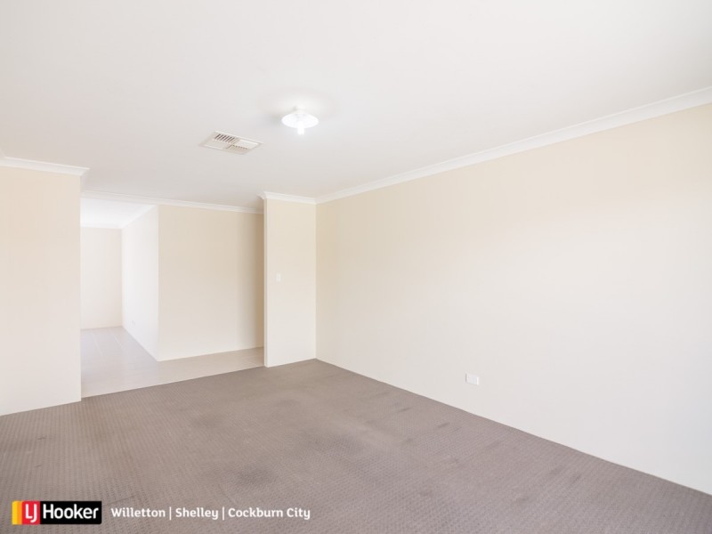 8 Featherflower Road, Hammond Park WA 6164