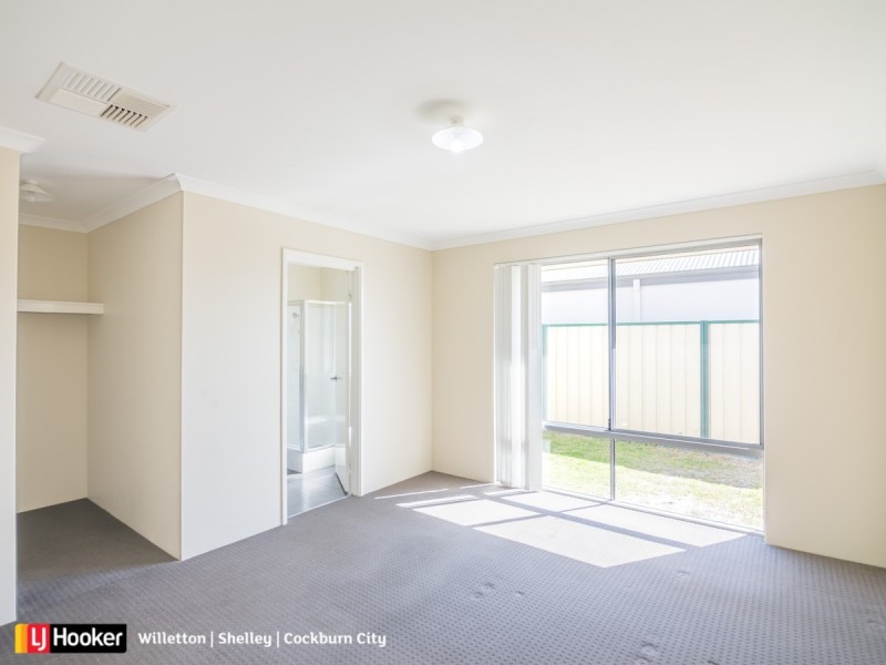 8 Featherflower Road, Hammond Park WA 6164
