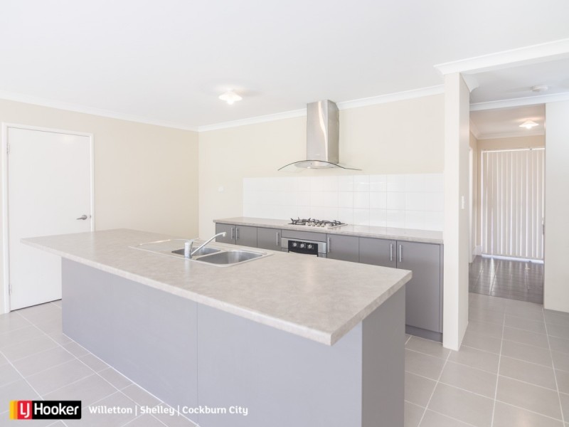 8 Featherflower Road, Hammond Park WA 6164