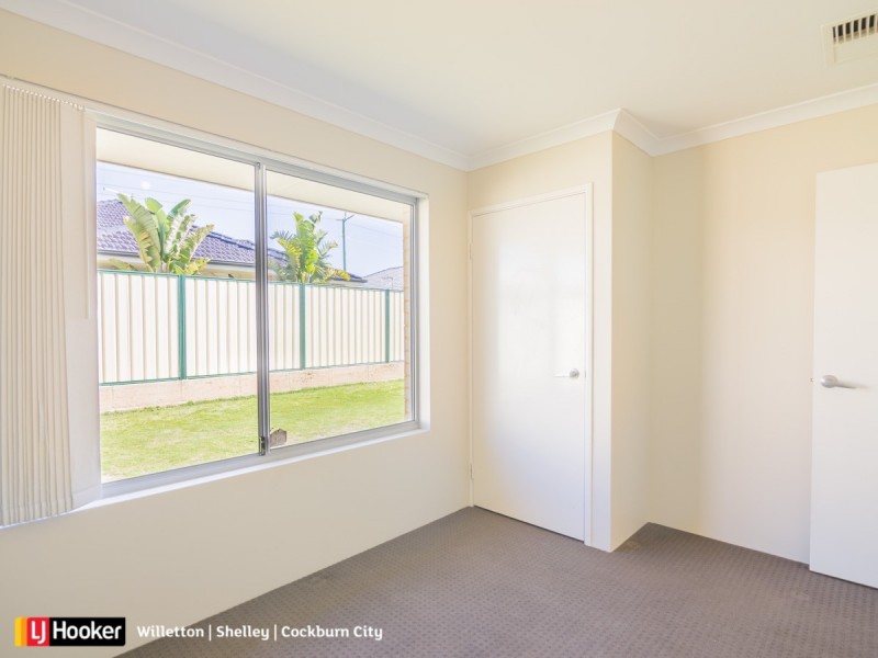 8 Featherflower Road, Hammond Park WA 6164