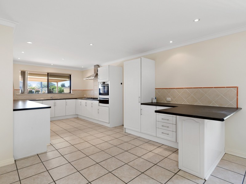 2 McFarlane Close, Willetton WA 6155