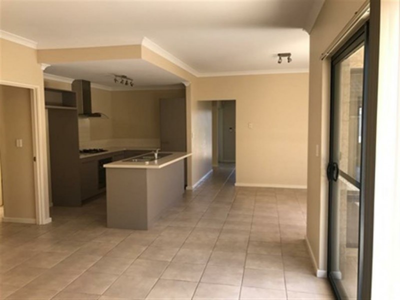 18 Strasbourg Vista, Hocking WA 6065