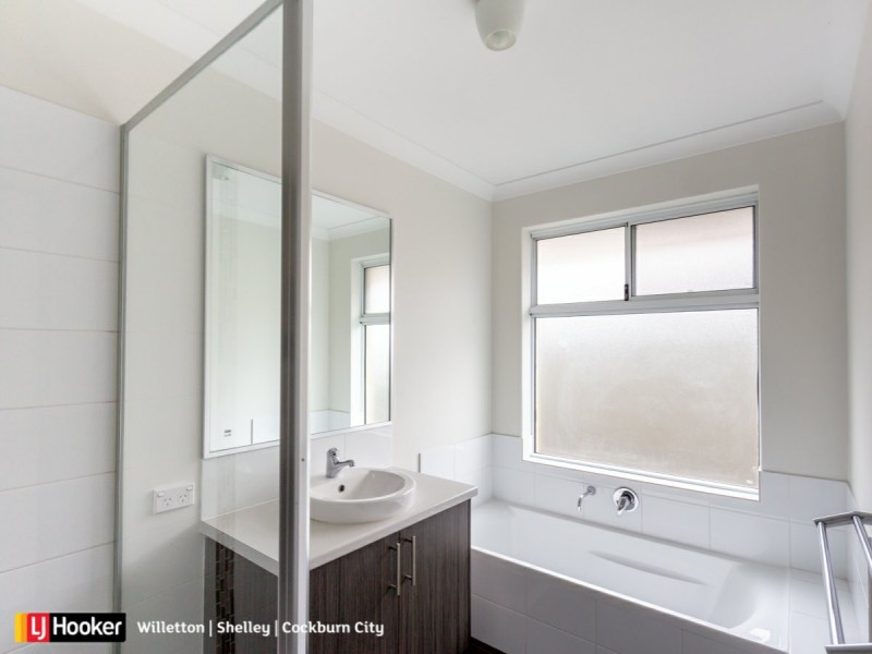 33 Leroy Way, Piara Waters WA 6112