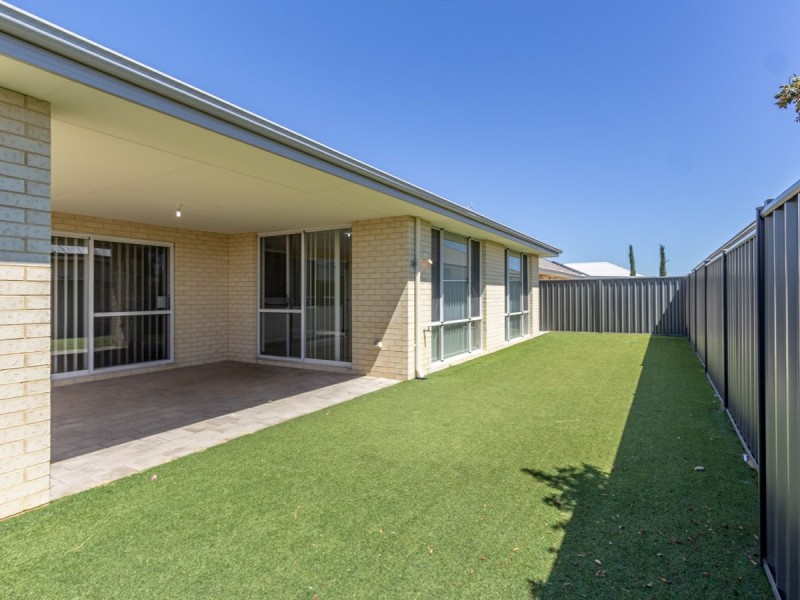 16 Menner Way, Piara Waters WA 6112