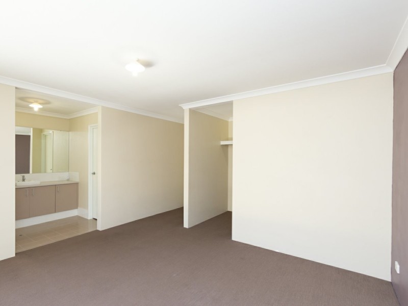 16 Menner Way, Piara Waters WA 6112